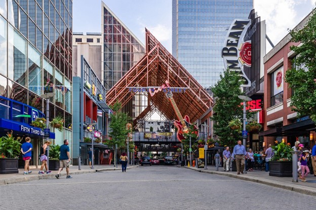 A street view of Downtown Kentucky’s Fourth Street, where restaurants and bars line the road